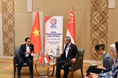 El viceprimer ministro y ministro de Relaciones Exteriores de Vietnam, Bui Thanh Son (izquieda), se reúne con el ministro de Relaciones Exteriores de Singapur, Vivian Balakrishnan, en el marco de la Reunión restringida de Ministros de Relaciones Exteriores de la ASEAN.(Foto: VNA)