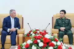 El ministro de Defensa de Vietnam, general Phan Van Giang (derecha), recibe al secretario de Estado adjunto para Asuntos de Asia Oriental y el Pacífico de Estados Unidos, Michael DeSombre (Foto: VNA)