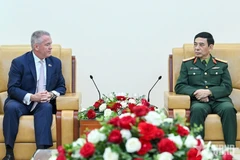 El ministro de Defensa de Vietnam, general Phan Van Giang (derecha), recibe al secretario de Estado adjunto para Asuntos de Asia Oriental y el Pacífico de Estados Unidos, Michael DeSombre (Foto: VNA)