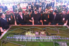 El primer ministro Pham Minh Chinh examina el esquema del aeropuerto internacional Gia Binh (Foto: VNA)