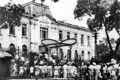 El 19 de agosto de 1945, tras un mitin en la Plaza de la Ópera, los milicianos y habitantes de Hanoi ocuparon el Palacio de Tonkín, sede del gobierno títere francés en el norte. (Foto: VNA)