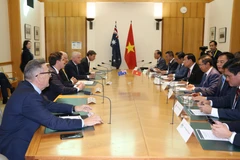 En la reunión con representantes del Comité Bicameral de Relaciones Exteriores, Defensa y Comercio de Australia (Foto: VNA)
