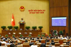 La Asamblea Nacional de Vietnam votan para aprobar varias leyes en el noveno periodo de sesiones. (Fuente: VNA)