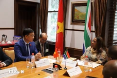 El vicepresidente de la Asamblea Nacional de Vietnam, Vu Hong Thanh, se reúne con la presidenta del Consejo Nacional de Provincias del Parlamento de Sudáfrica, Refilwe Mtshweni-Tsipane (Foto: VNA)
