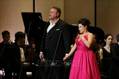 Los artistas de ópera de renombre internacional Kathryn Lewek y Joseph Calleja en el evento (Foto: VNA)