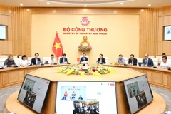 El ministro de Industria y Comercio de Vietnam, Nguyen Hong Dien, sostiene una reunión virtual con el secretario de Comercio de EE. UU., Howard Lutnick (Foto: baochinhphu.vn)