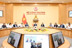 El ministro de Industria y Comercio de Vietnam, Nguyen Hong Dien, sostiene una reunión virtual con el secretario de Comercio de EE. UU., Howard Lutnick (Foto: baochinhphu.vn)