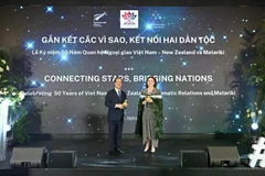 El ministro de Educación y Formación, Nguyen Kim Son, y la embajadora de Nueva Zelanda en Vietnam, Caroline Beresford, en la celebración (Foto: VNA)