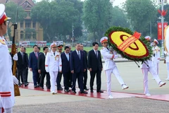 Líderes del Partido y del Estado, y diputados de la Asamblea Nacional rinden homenaje al Presidente Ho Chi Minh. (Foto: VNA)