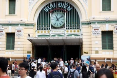 La Oficina Central de Correos de Ciudad Ho Chi Minh atrae a un gran número de visitantes (Foto: VNA)