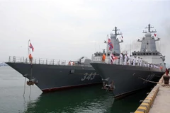 La corbeta “Rezkii” y el “Héroe de la Federación de Rusia Aldar Tsydenzhapov” en el puerto de Tien Sa, Da Nang (Foto: VNA)