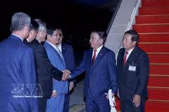Funcionarios del Partido Popular de Camboya dan la bienvenida al miembro del Buró Político y miembro permanente del Secretariado del Comité Central del Partido Comunista de Vietnam, Tran Cam Tu (Foto: VNA)