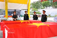 En la ceremonia de entrega y recepción de 28 restos de soldados voluntarios y expertos vietnamitas caídos en Laos (Foto: VNA)