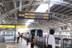 Los pasajeros esperan el metro en la estación Thao Dien, en el barrio de An Khanh, Ciudad Ho Chi Minh. (Foto: VNA)