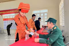 Los pobladores de la minoría étnica Dao en la aldea de Na Trang, comuna de An Lac, provincia de Bac Ninh, participan en las elecciones. (Foto: VNA)