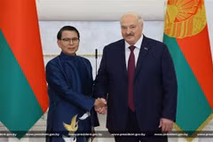 El embajador de Vietnam en Bielorrusia, Nguyen Van Trung (izquierda), y el presidente bielorruso, Alexander Grigoryevich Lukashenko. (Foto: VNA)