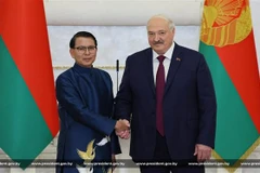 El embajador de Vietnam en Bielorrusia, Nguyen Van Trung (izquierda), y el presidente bielorruso, Alexander Grigoryevich Lukashenko. (Foto: VNA)