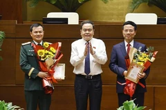 El presidente de la AN, Tran Thanh Man, entrega méritos al ministro de Ciencia y Tecnología, Nguyen Manh Hung, y al presidente y director general del Grupo Viettel, Tao Duc Thang. (Foto: VNA)