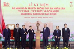 El secretario general del Partido Comunista de Vietnam, To Lam, presenta una estatua del Presidente Ho Chi Minh al Tribunal Supremo Popular (Foto: VNA)