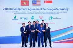 Los primeros ministros de Vietnam, Pham Minh Chinh; de Malasia, Anwar Ibrahim; y de Singapur, Lawrence Wong, atestiguan la firma del acuerdo trilateral para la exportación de energía renovable. (Foto: VNA)