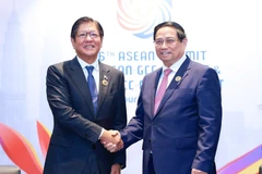 El primer ministro de Vietnam, Pham Minh Chinh (derecha), se reúne con el presidente filipino, Ferdinand Romualdez Marcos Jr. (Foto: VNA)