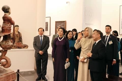 Ngo Phuong Ly y Brigitte Macron visitan el Museo de Bellas Artes de Vietnam (Foto: VNA)