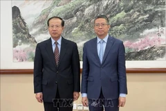 El embajador de Vietnam en China, Pham Thanh Binh (derecha), se reúne con el vicepresidente del Comité de Asuntos Exteriores de la APN de China, Fu Ziying. (Foto: VNA)