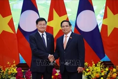 El primer ministro de Vietnam, Pham Minh Chinh (derecha), se reúne con el secretario general y presidente de Laos, Thongloun Sisoulith (Foto: VNA)