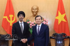 El director de la Academia Nacional de Política Ho Chi Minh, Doan Minh Huan (derecha), recibe al embajador de Singapur en Vietnam, Rajpal Singh (Foto: VNA)
