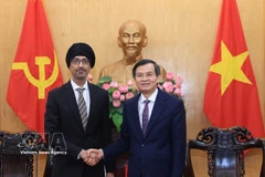 El director de la Academia Nacional de Política Ho Chi Minh, Doan Minh Huan (derecha), recibe al embajador de Singapur en Vietnam, Rajpal Singh (Foto: VNA)