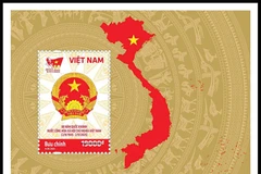 La hoja de recuerdo muestra el emblema nacional de la República Socialista de Vietnam junto a un mapa del país (Foto: VNA)