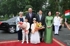 El presidente de Vietnam, Luong Cuong, y su esposa reciben al presidente de Hungría, Sulyok Tamas, y su cónyuge. (Foto: VNA)