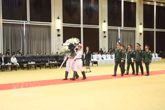 La delegación del Ministerio de Defensa Nacional de Vietnam, encabezada por el viceministro Nguyen Truong Thang, rinde homenaje al presidente de la Asamblea Nacional de Laos, Xaysomphon Phomvihane. (Foto: VNA)