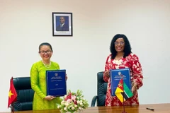 La embajadora vietnamita en Mozambique, Tran Thi Thu Thin, y la ministra de Educación y Cultura de ese país, Samaria Tovela. (Foto: Cortesía de la Embajada de Vietnam en Mozambique)