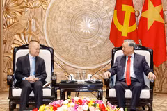 El secretario general del Comité Central del PCV, To Lam (derecha), recibe a Liu Haixing, miembro del Comité Central del PCCh y jefe de su Departamento Internacional, quien se encuentra de visita en Vietnam como enviado especial del secretario general del PCCh y presidente de China, Xi Jinping. (Foto: VNA)