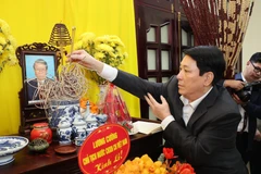 El presidente Luong Cuong rinde homenaje al expresidente Tran Duc Luong (Foto: VNA)