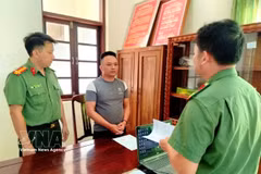 La Policía de Dak Lak decidió iniciar un proceso penal y dictar la prohibición de salida del lugar de residencia contra Vo Quoc Toai (Foto: VNA)