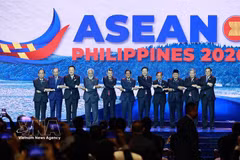 El primer ministro de Vietnam, Le Minh Hung (quinto, por la izquierda), y los jefes de delegación de los países de la ASEAN asisten a la ceremonia de apertura de la 48.ª Cumbre de la ASEAN el 8 de mayo de 2026. (Foto: VNA)