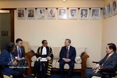 El secretario general del Partido Comunista y presidente de Vietnam, To Lam (segundo por la derecha), conversa con el presidente del Parlamento de Sri Lanka, Jagath Wickramaratne. (Foto: VNA)
