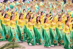 Mujeres vietnamita marchan en el desfile (Foto: VNA)