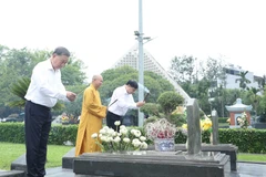 El secretario general del Partido Comunista de Vietnam, To Lam, ofrece incienso en el Cementerio Nacional de los Mártires A1 (Foto: VNA)