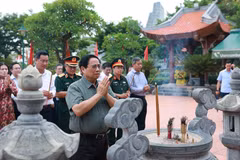 El primer ministro de Vietnam, Pham Minh Chinh, rinde homenaje en el templo dedicado al Presidente Ho Chi Minh y los mártires en el distrito de Dong Hoi (Foto: VNA)
