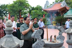 El primer ministro de Vietnam, Pham Minh Chinh, rinde homenaje en el templo dedicado al Presidente Ho Chi Minh y los mártires en el distrito de Dong Hoi (Foto: VNA)