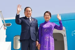 El presidente de la Asamblea Nacional de Vietnam, Tran Thanh Man, y su esposa Nguyen Thi Thanh Nga en el aeropuerto internacional Salé de Rabat (Foto: VNA)