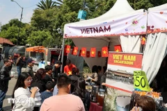 Stand de comida tradicional de Vietnam (Foto: VNA)