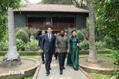 El presidente de Vietnam, Luong Cuong, y su homólogo de Sri Lanka, Anura Kumara Dissanayaka, visitan la casa sobre pilotes del Presidente Ho Chi Minh (Foto: VNA)