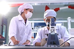 En el laboratorio de la fábrica farmacéutica CVI Pharma, en el parque de alta tecnología Hoa Lac (Foto: hanoimoi.vn)