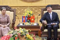 El secretario del Comité del Partido Comunista de Vietnam en Ninh Binh, Tran Huy Tuan, recibe a la presidenta del Consejo Nacional del Frente de Solidaridad para el Desarrollo de la Patria Camboyana, Men Sam An (Foto: VNA)