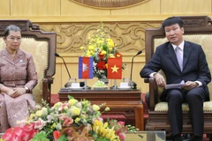 El secretario del Comité del Partido Comunista de Vietnam en Ninh Binh, Tran Huy Tuan, recibe a la presidenta del Consejo Nacional del Frente de Solidaridad para el Desarrollo de la Patria Camboyana, Men Sam An (Foto: VNA)