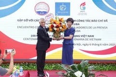 Moisés Pérez Mok, corresponsal de Prensa Latina, felicita la directora general de la VNA, Vu Viet Trang, con motivo del centenario del Día de la Prensa Revolucionaria de Vietnam (Foto: VNA)